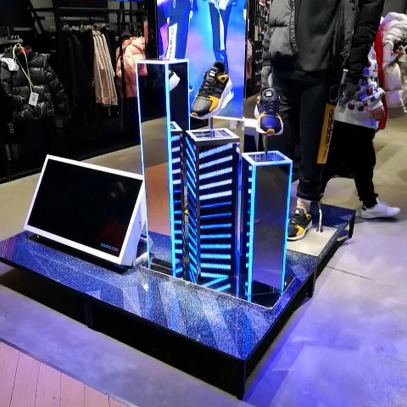 阿迪達斯店鋪的渐變燈管和視頻播放器