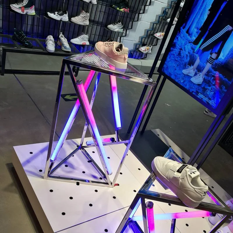 阿迪達斯店鋪的渐變燈管和視頻播放器